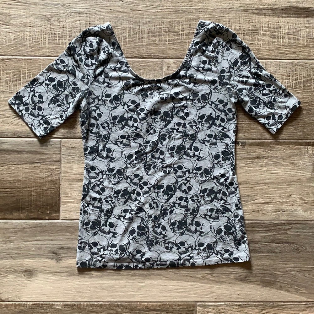 H&M Divided Skull Print Scoop Neck Short Sleeve M